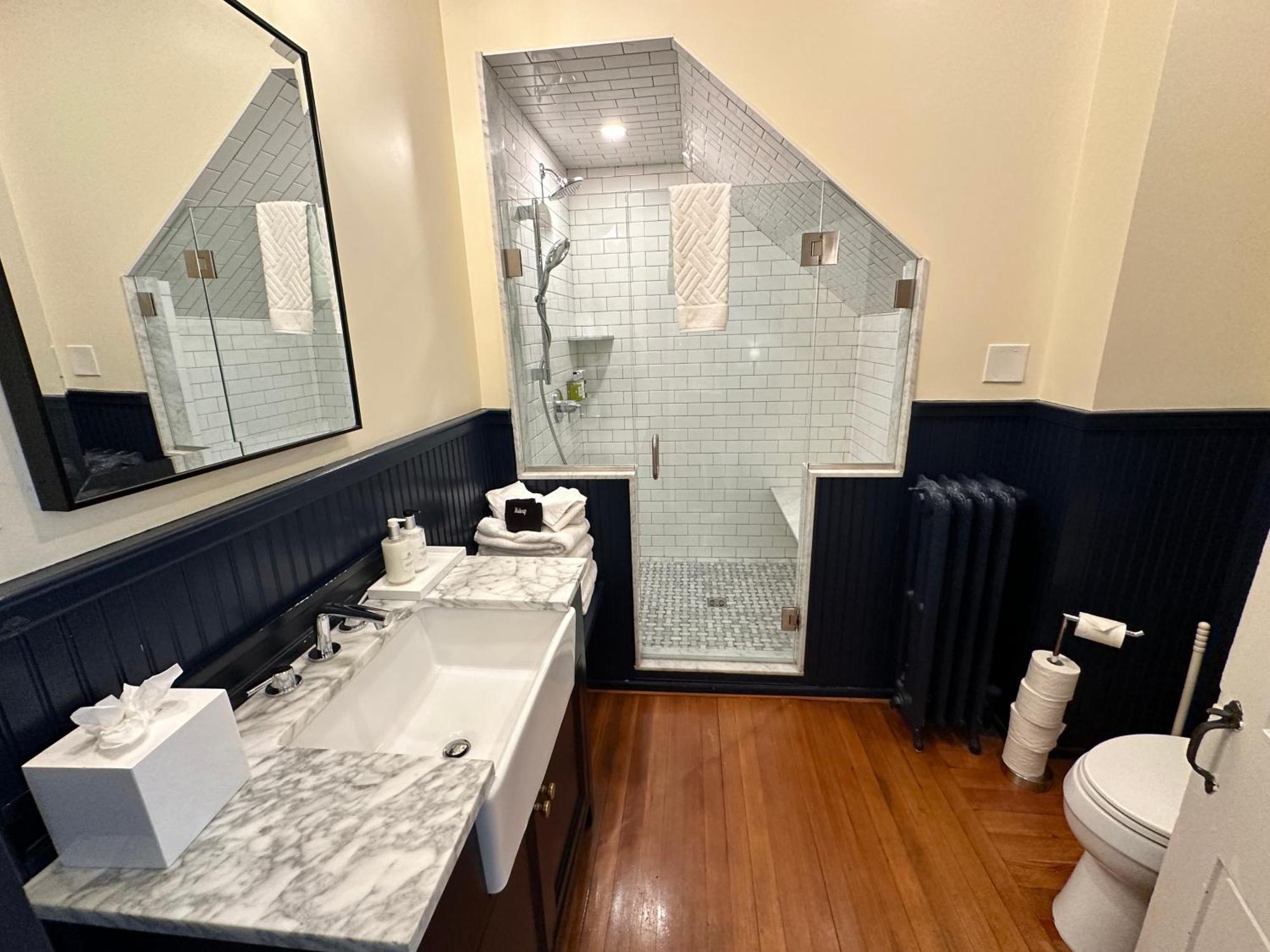 Entire Charming Victorian Home Downtown 뉴포트 외부 사진