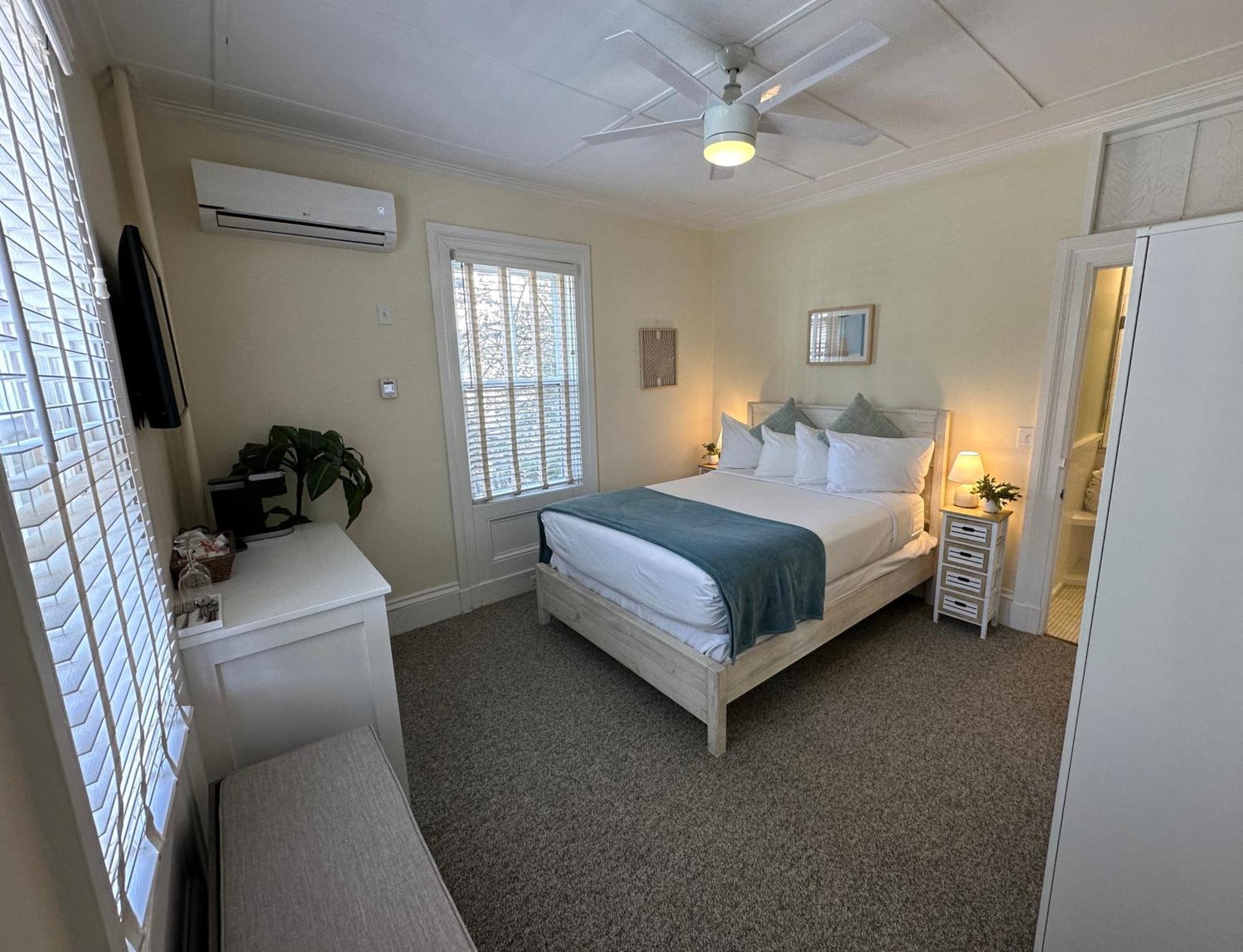 Entire Charming Victorian Home Downtown 뉴포트 외부 사진
