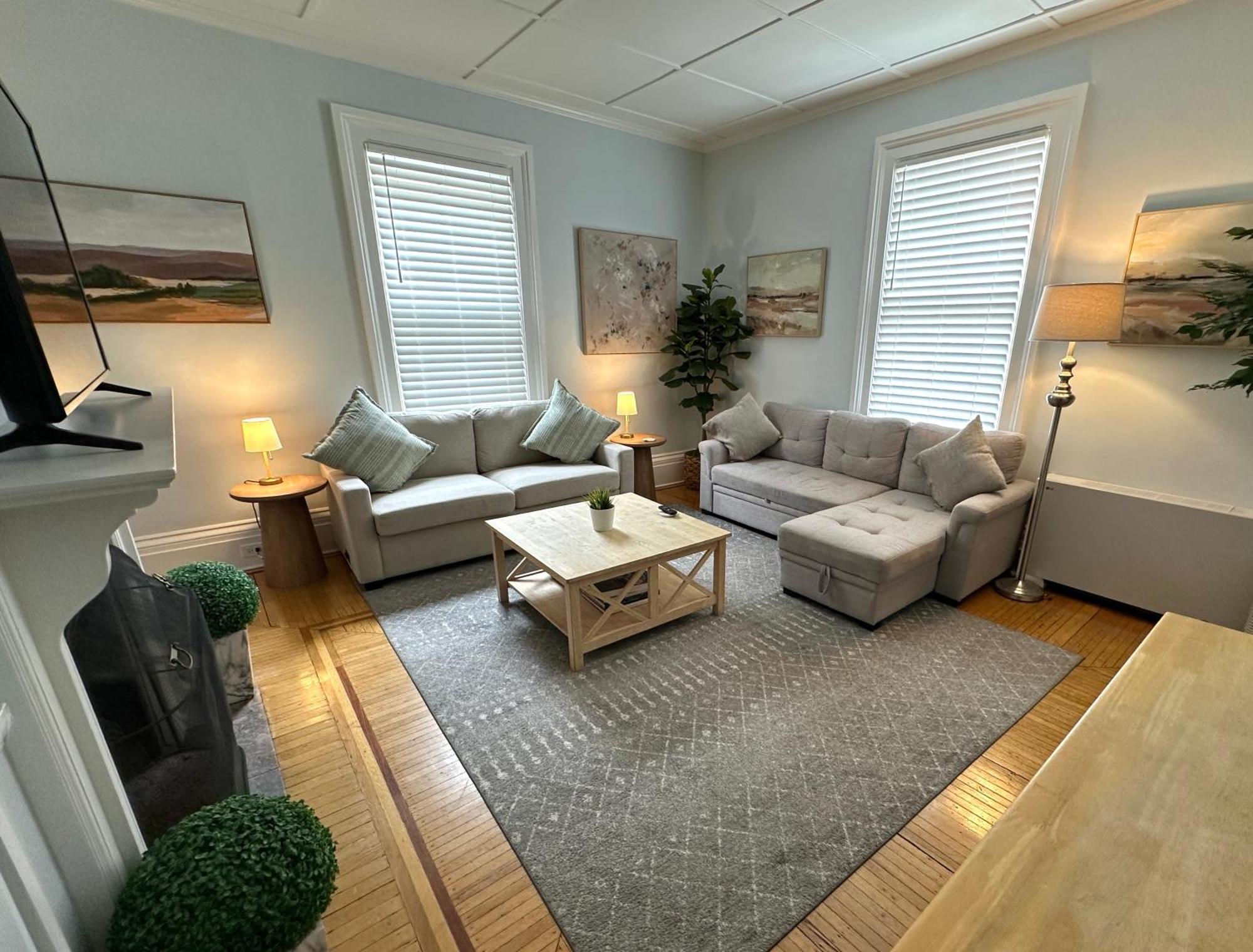Entire Charming Victorian Home Downtown 뉴포트 외부 사진