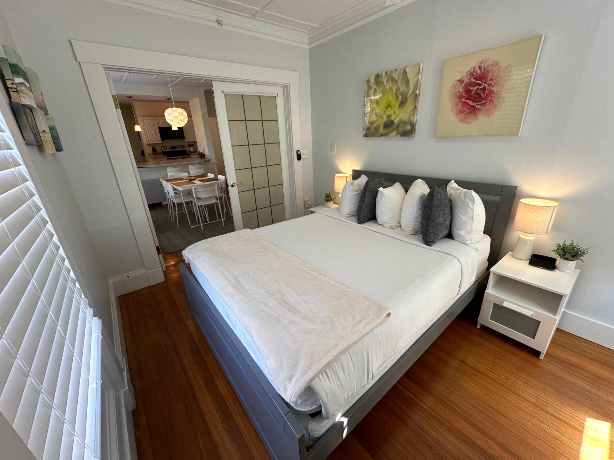 Entire Charming Victorian Home Downtown 뉴포트 외부 사진